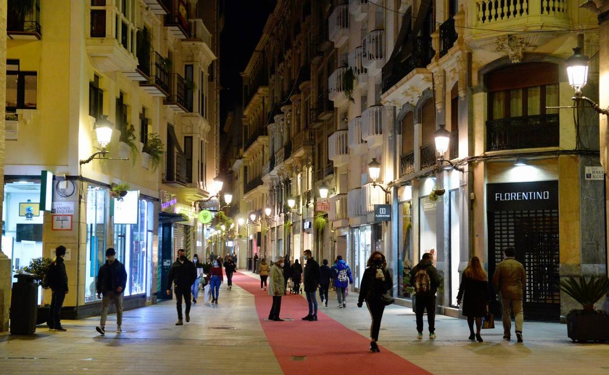 Aspecto de la calle Trapería de Murcia anoche, minutos antes del cierre comercial. 