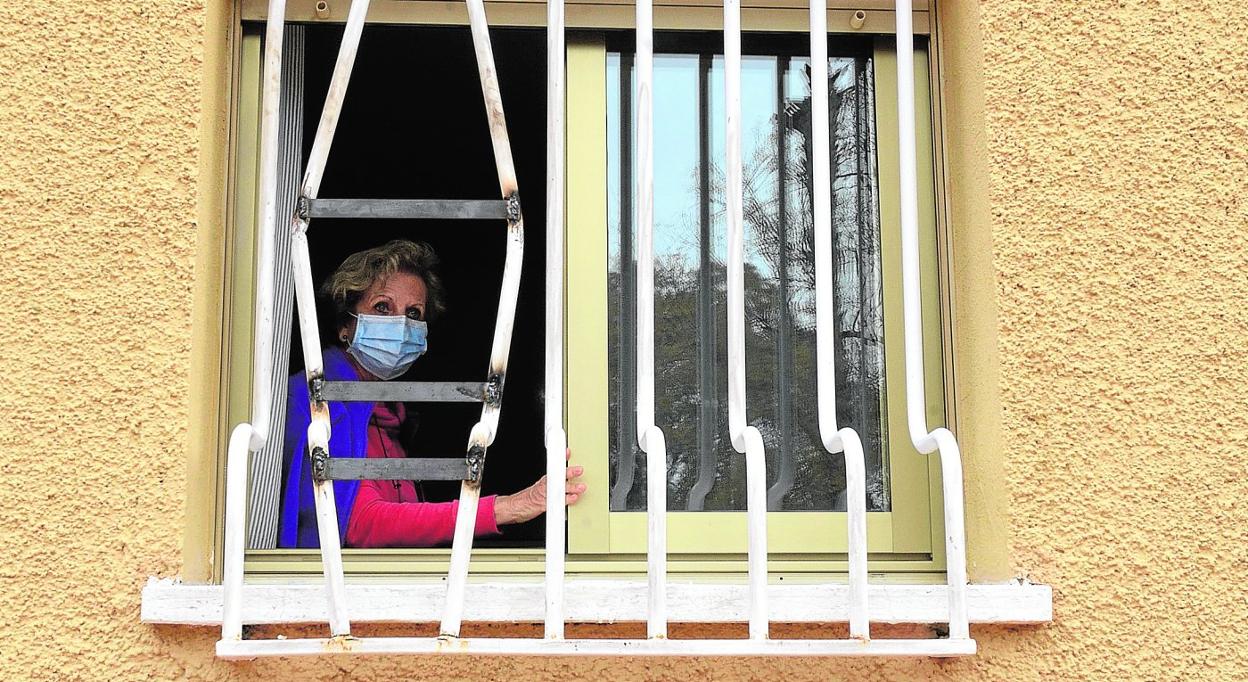 Pepi muestra los barrotes de la ventana de su cocina, que fueron forzados en la víspera de Nochebuena por quienes asaltaron su vivienda mientras ella y su marido dormían. 