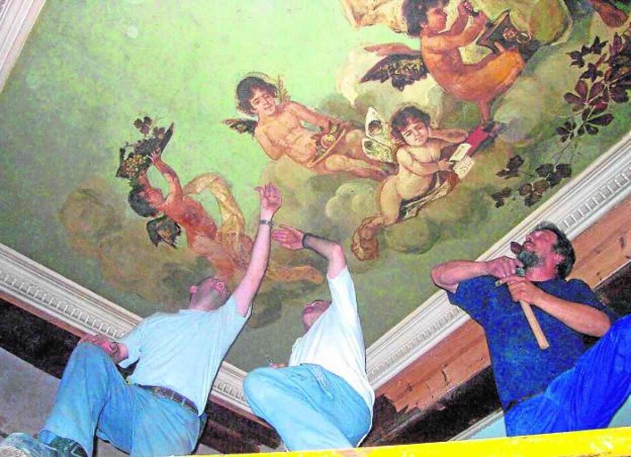 Desmontaje del cuadro del techo de la Farmacia Picó, en la calle Mayor, en el año 2002. 