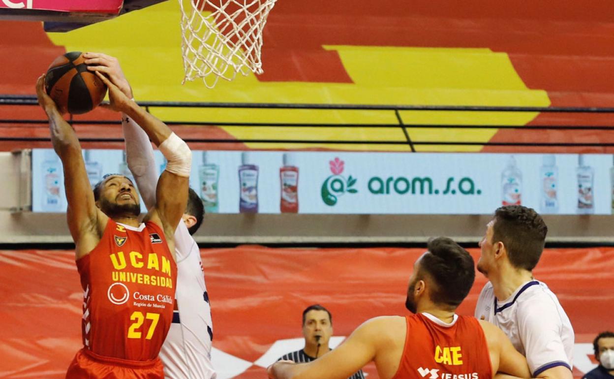 Un jugador del Obradoiro tapona una entrada a canasta de Sadiel Rojas en el último partido jugado por los universitarios, el 27 de diciembre. 