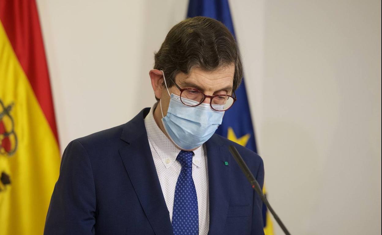 Manuel Villegas, emocionado, durante la rueda de prensa de este miércoles, en la que anunció su dimisión.