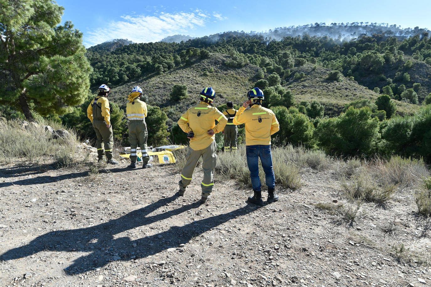 Fotos: Más de un centenar de efectivos trabajan contra el incendio en la sierra de Carrascoy