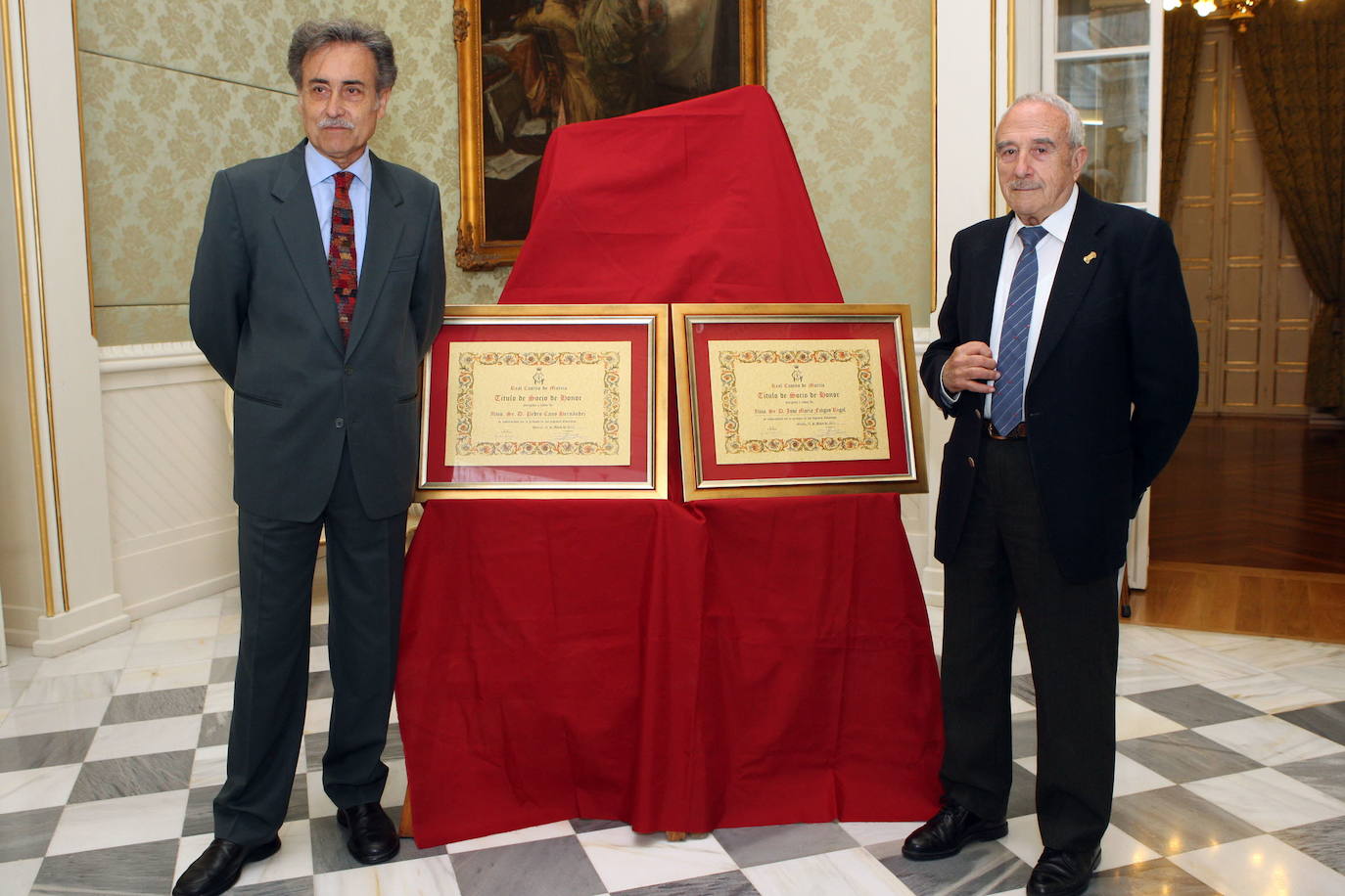 Junto al pintor Pedro Cano cuando ambos fueron nombrados socios de honor del Casino de Murcia.