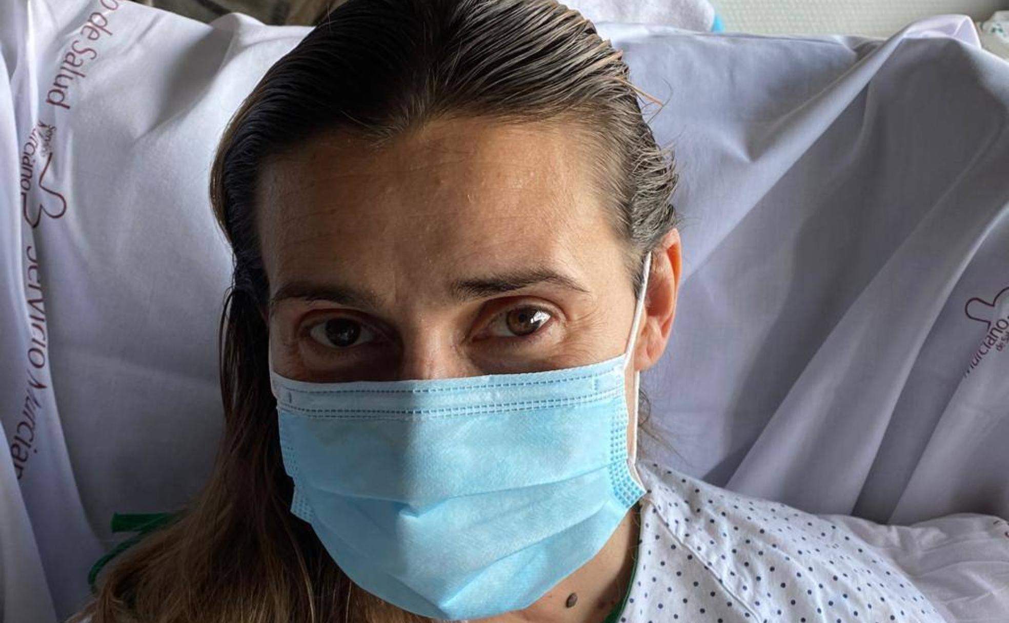 Esther Mondéjar, que aún se recupera en el hospital, en una foto tomada esta semana en su habitación.