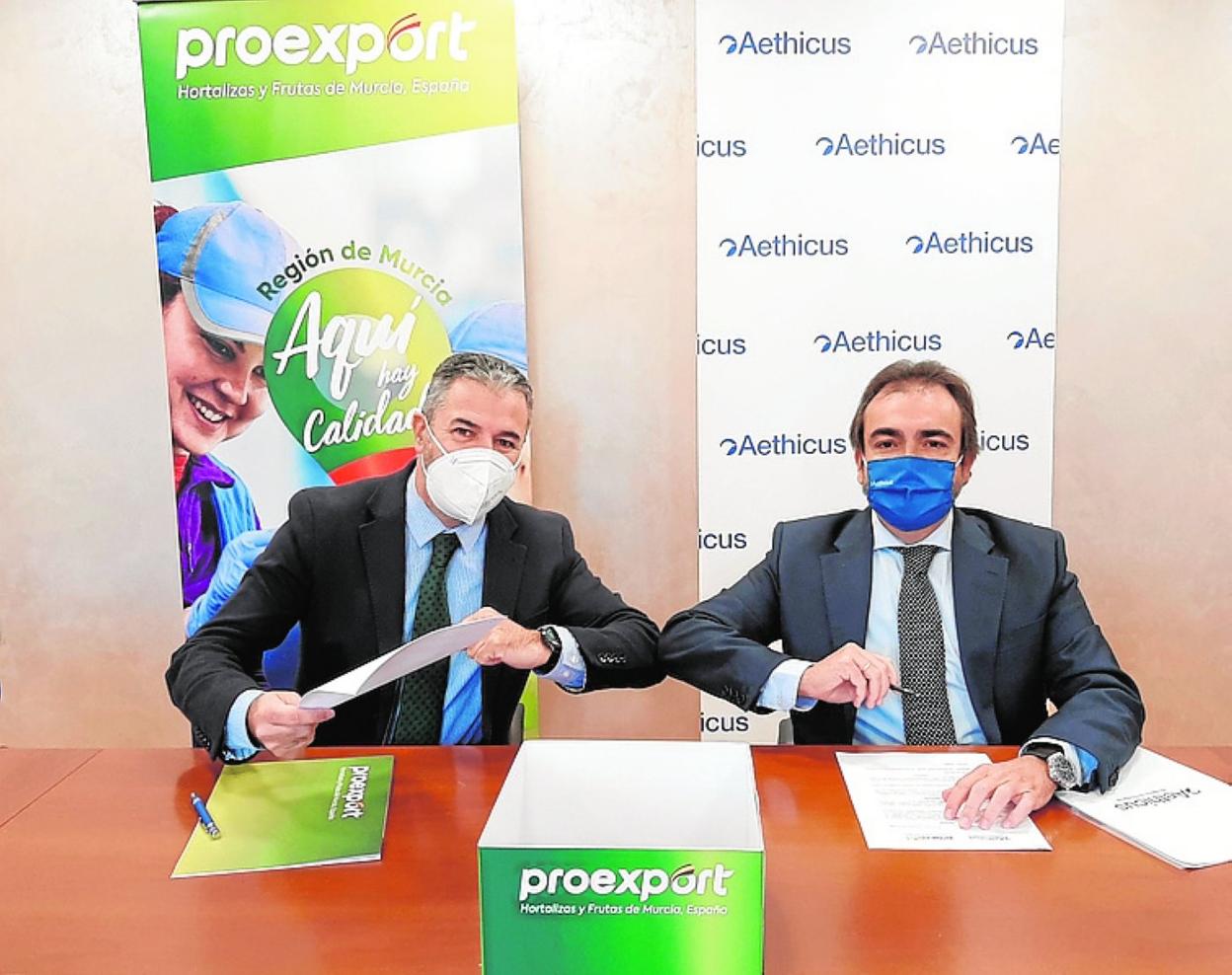 Fernando P. Gómez y Pedro Rivera, tras la firma del acuerdo. 