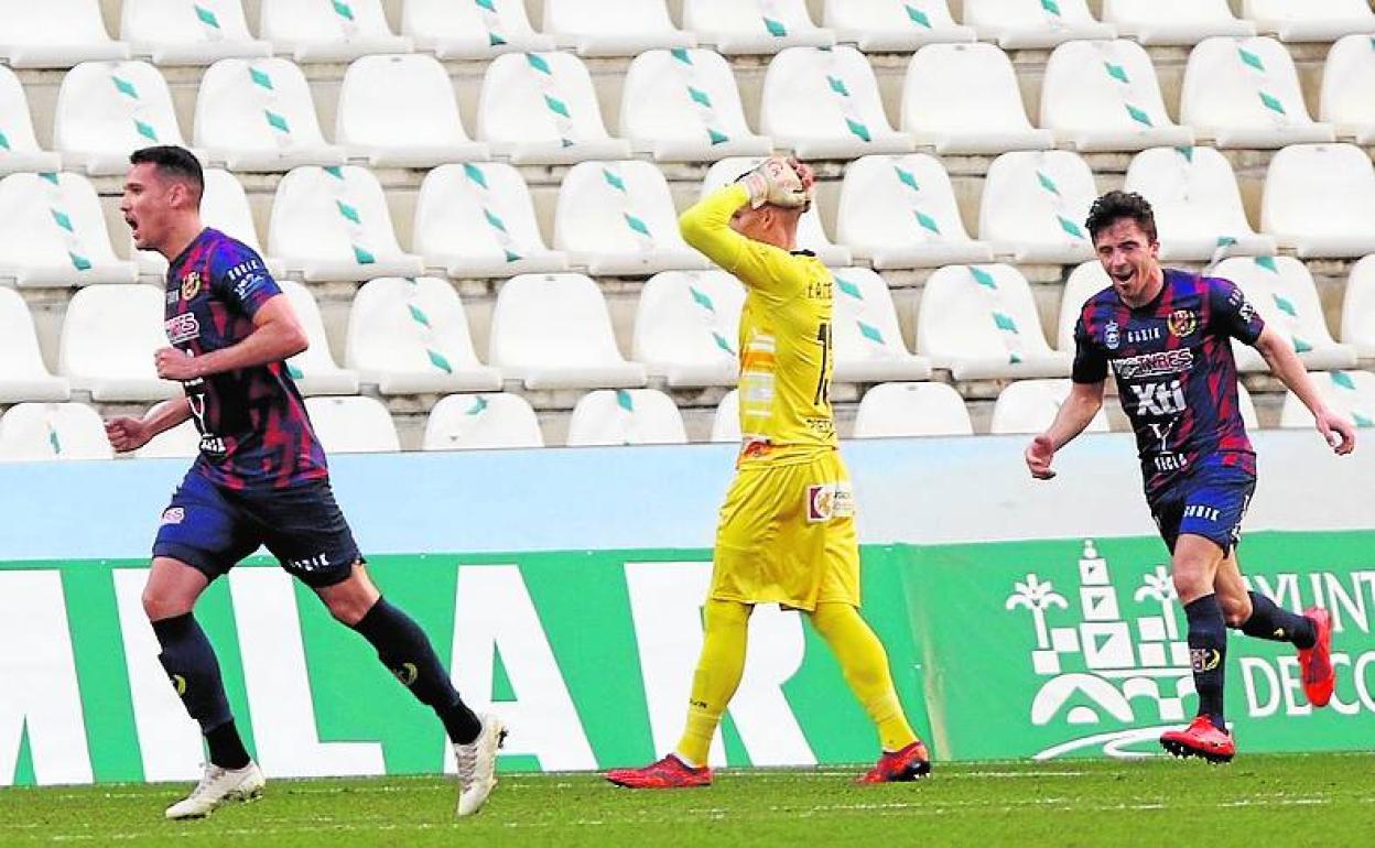 Perales y Luis Castillo celebran el segundo gol, con el meta local Becerra echándose las manos a la cabeza, este domingo.