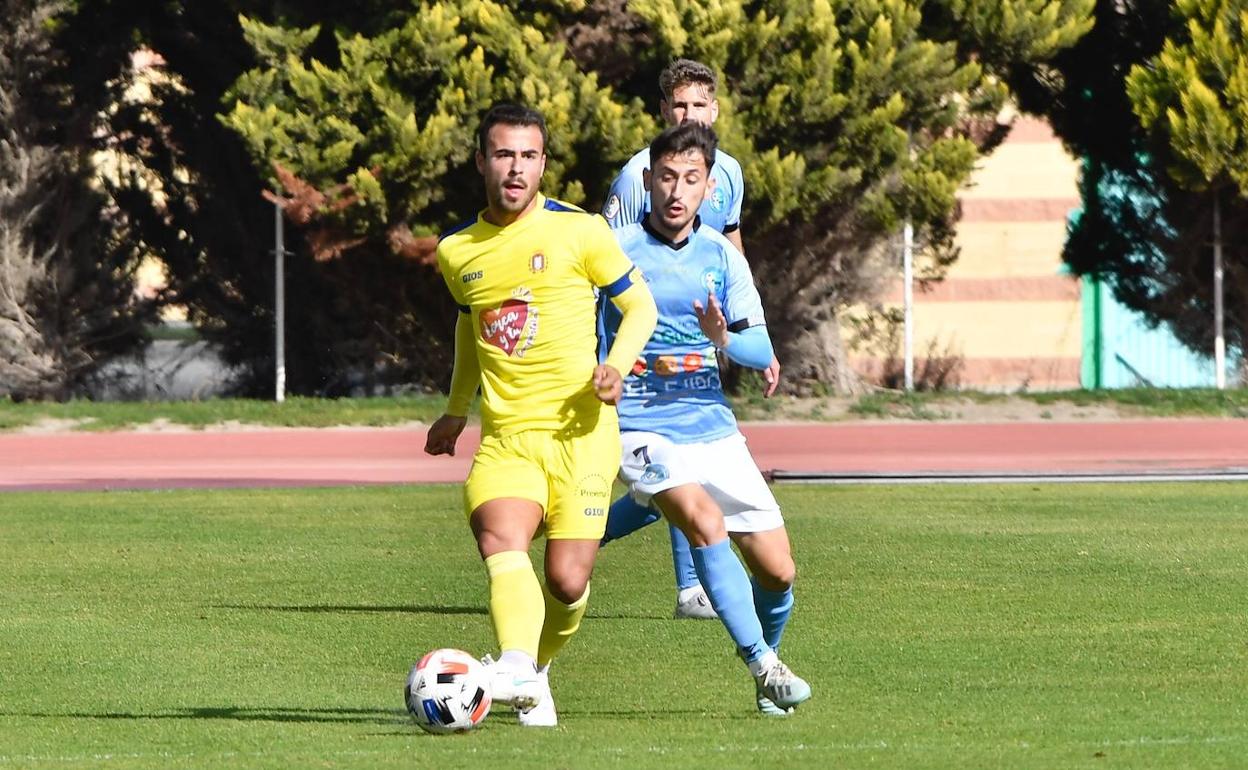 Andrés Silvente da un pase, en el partido de este domingo.