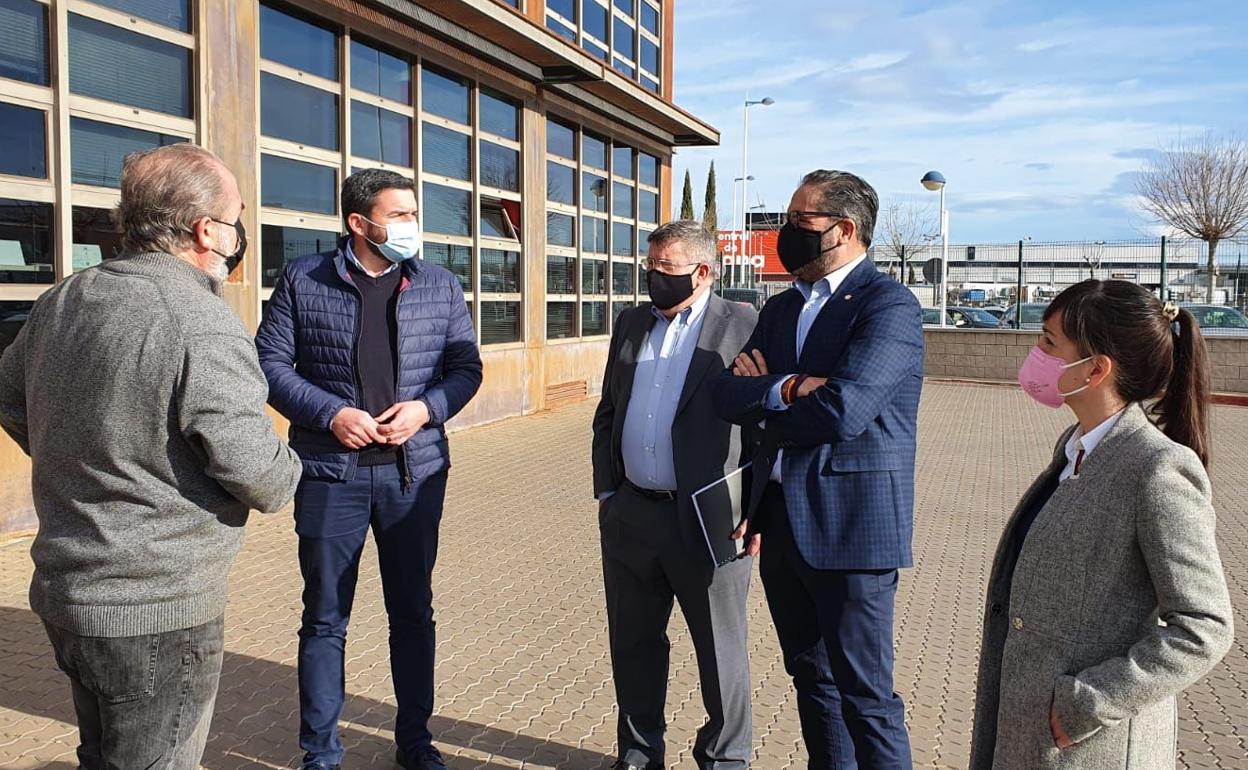 Anotnio Luengo, consejero de Agua, Agricultura, Ganadería, Pesca y Medio Ambiente, en su visita a la aduana de Murcia. 