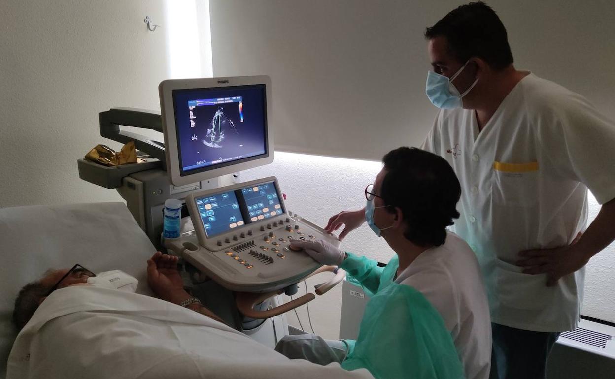 El exconsejero de Salud, Manuel Villegas (cen.), lleva a cabo una prueba cardíaca en La Arrixaca, este lunes.