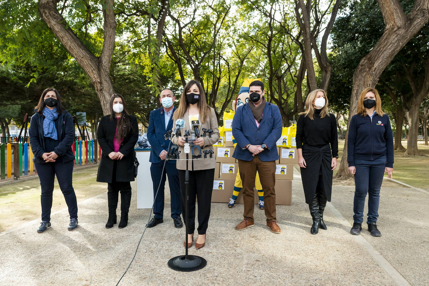 Fotos: Las brigadas cívicas del servicio de Limpieza Viaria del Ayuntamiento de Murcia repartirán más de 45.000 mascarillas reutilizables