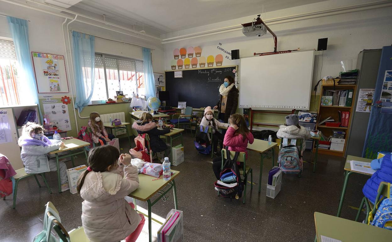 Escolares en un aula del Colegio Nuestra Señora de los Angeles, en El Esparragal, Murcia. 