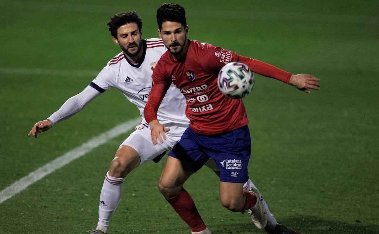 Raúl Navas, de blanco, en el partido de Copa del Rey entre Osasuna y Olot de hace tres semanas. 
