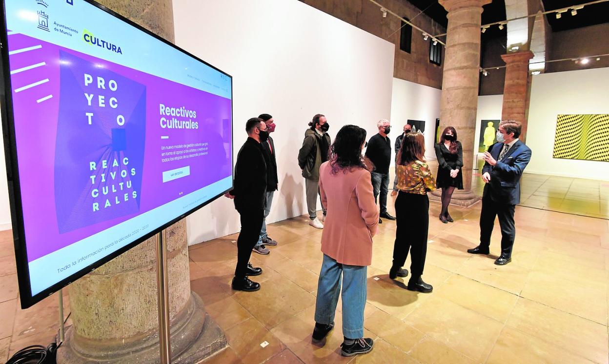 El concejal de Cultura, Jesús Pacheco, ayer, en el Palacio Almudí, con artistas que participan en el programa 'Reactivos Culturales'. 