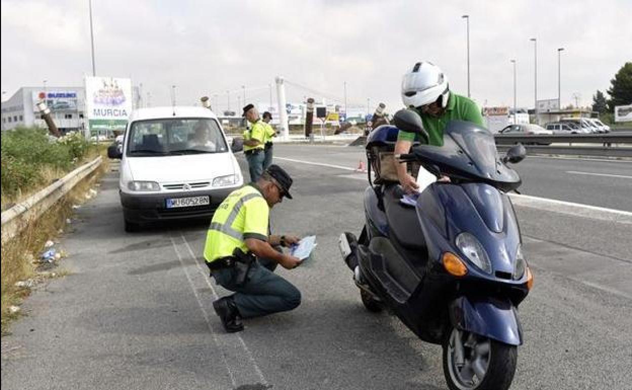 Imagen de archivo de un control de tráfico en Murcia centrado en motoristas.