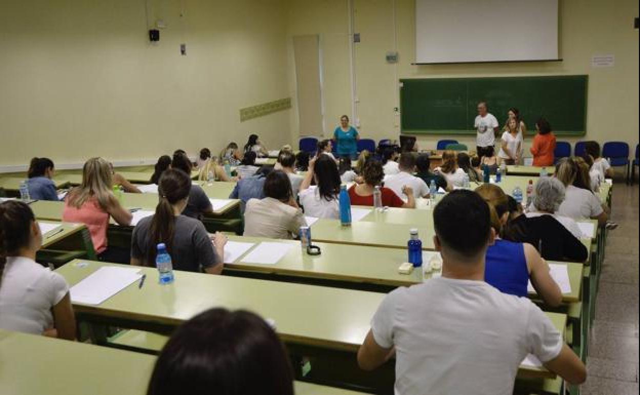 Un examen de oposiciones de Educación en una foto de archivo.