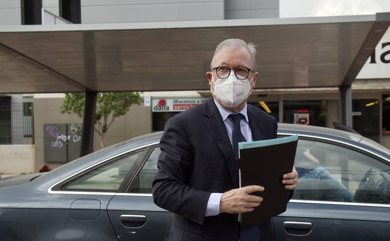 Ramón Luis Valcárcel, el pasado mes de junio, a su llegada a la Ciudad de la Justicia para declarar por el 'caso La Sal II'. 