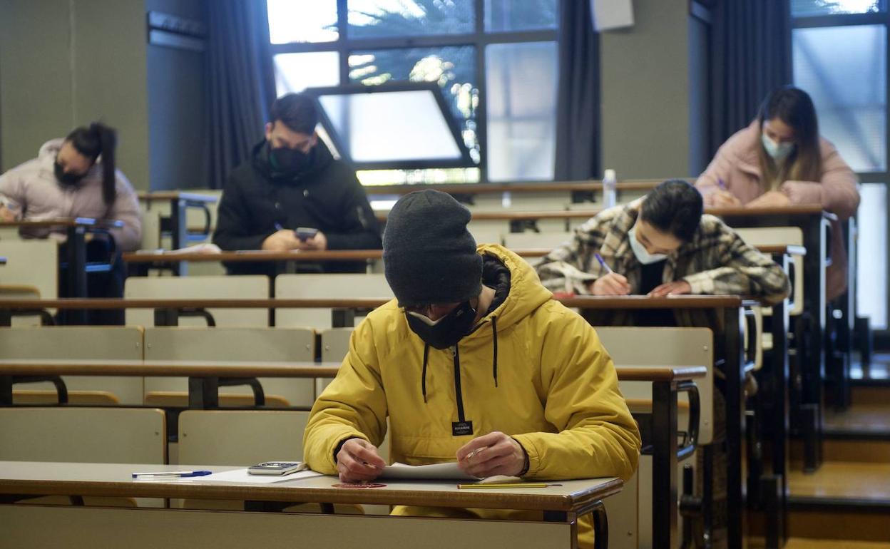 Alumnos de la UMU realizan un examen de forma presencial en un aula, en una imagen de archivo.