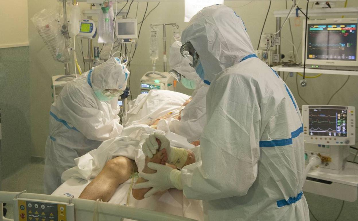 Sanitarios en la UCI del hospital Santa Lucía.