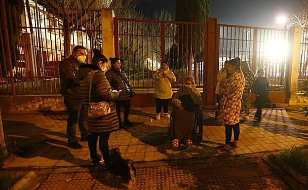 Los vecinos de Santa Fe (Granada) vuelven a la calle por los terremotos.