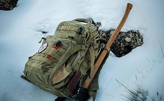 La mochila ligera en la que Javier Maestre transporta todo su equipo de trabajo.
