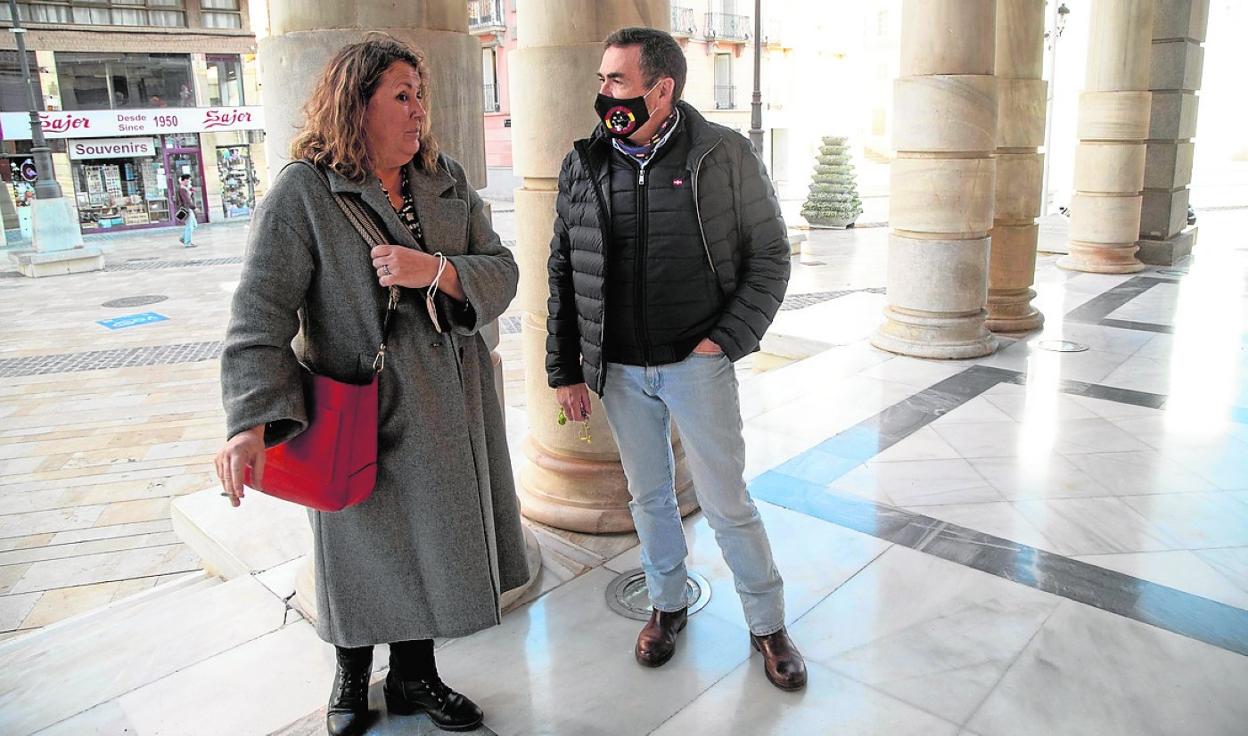 La edil de MC, María José Ruiz, con José López, antes de la sesión plenaria de la tarde del jueves. 