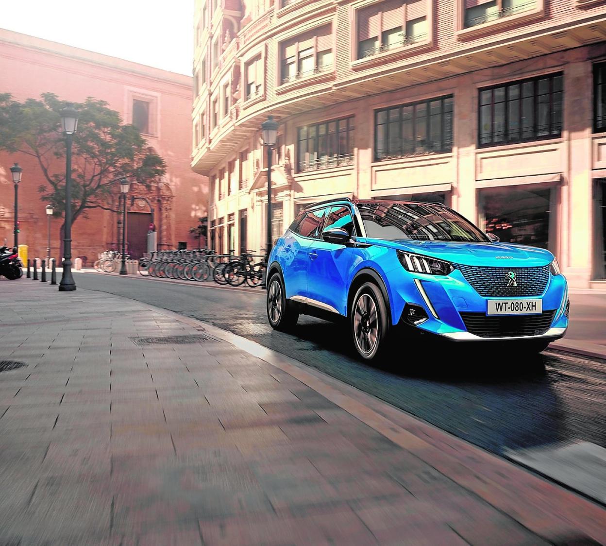 Los nuevos Peugeot 2008 (azul) y 208 (amarillo). 