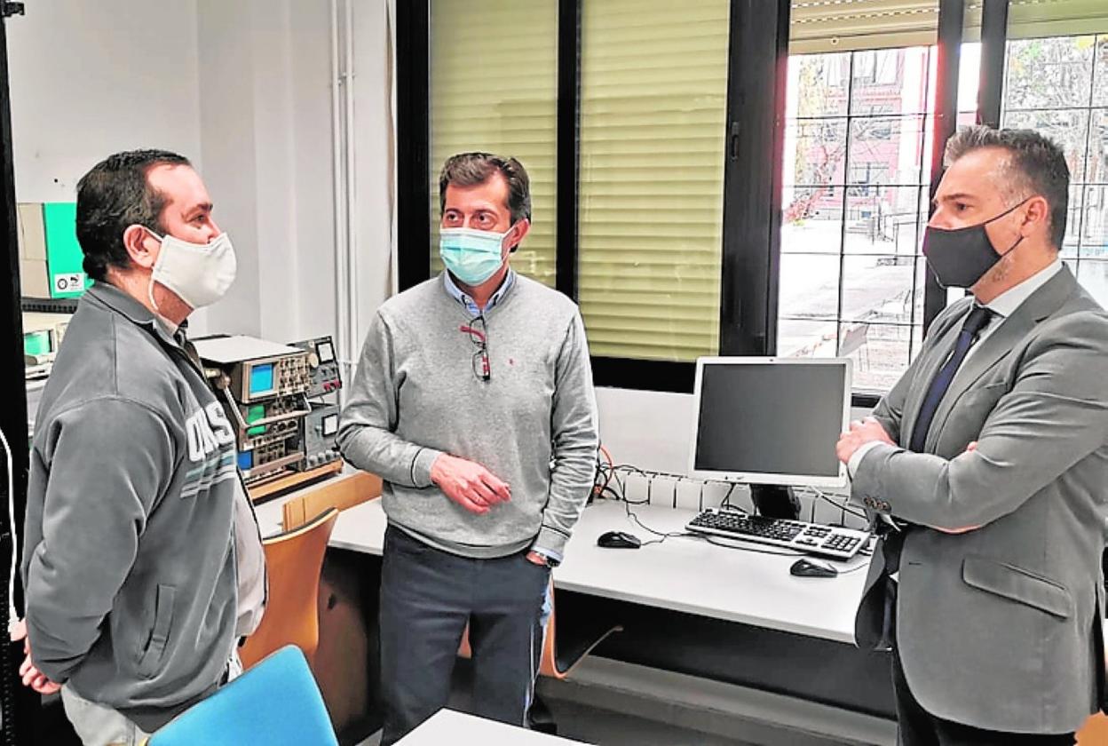 Sergio López, en el instituto Ingeniero de la Cierva, que acoge el curso'Ciberseguridad en Entornos de Tecnologías de la Información'. 