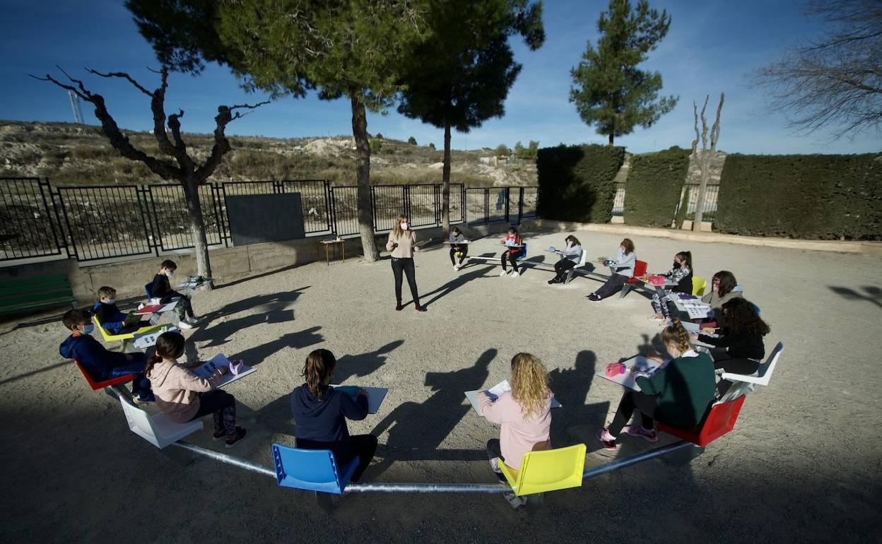 Un grupo de estudiantes del Colegio Martínez Chacas Barqueros de Murcia recobiendo clases al aire libre, en una imagen de archivo.