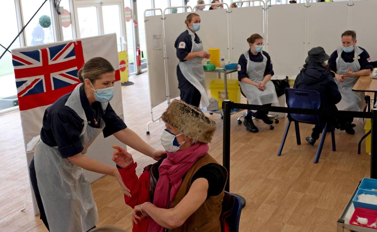 Sanitarios de la Royal Navy vacunan a los ciudadanos en la localidad inglesa de Bath.