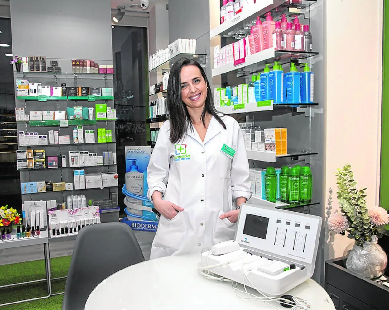 Carmen Díaz-Toledo, en su farmacia de San José Obrero. 