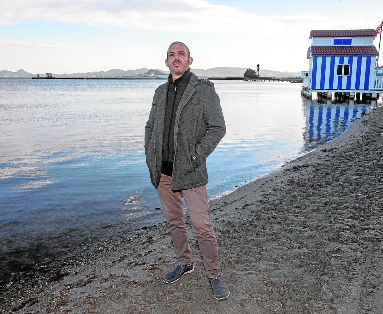 Antonio Zapata, en la playa de la Concha de Los Alcázares. 