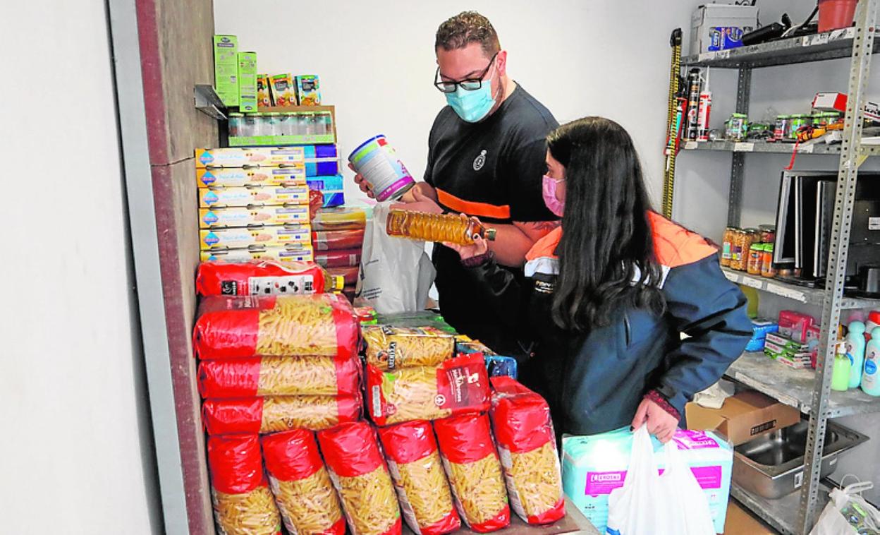 Voluntarios de Protección Civil preparan un lote de alimentos, ayer. 