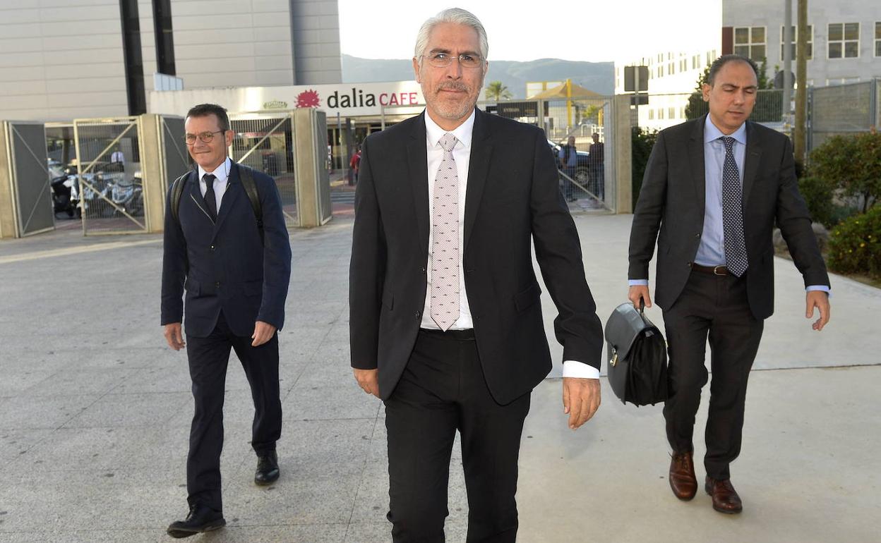 Mauricio García de la Vega, en el centro, en la Ciudad de la Justicia de Murcia en noviembre de 2019.