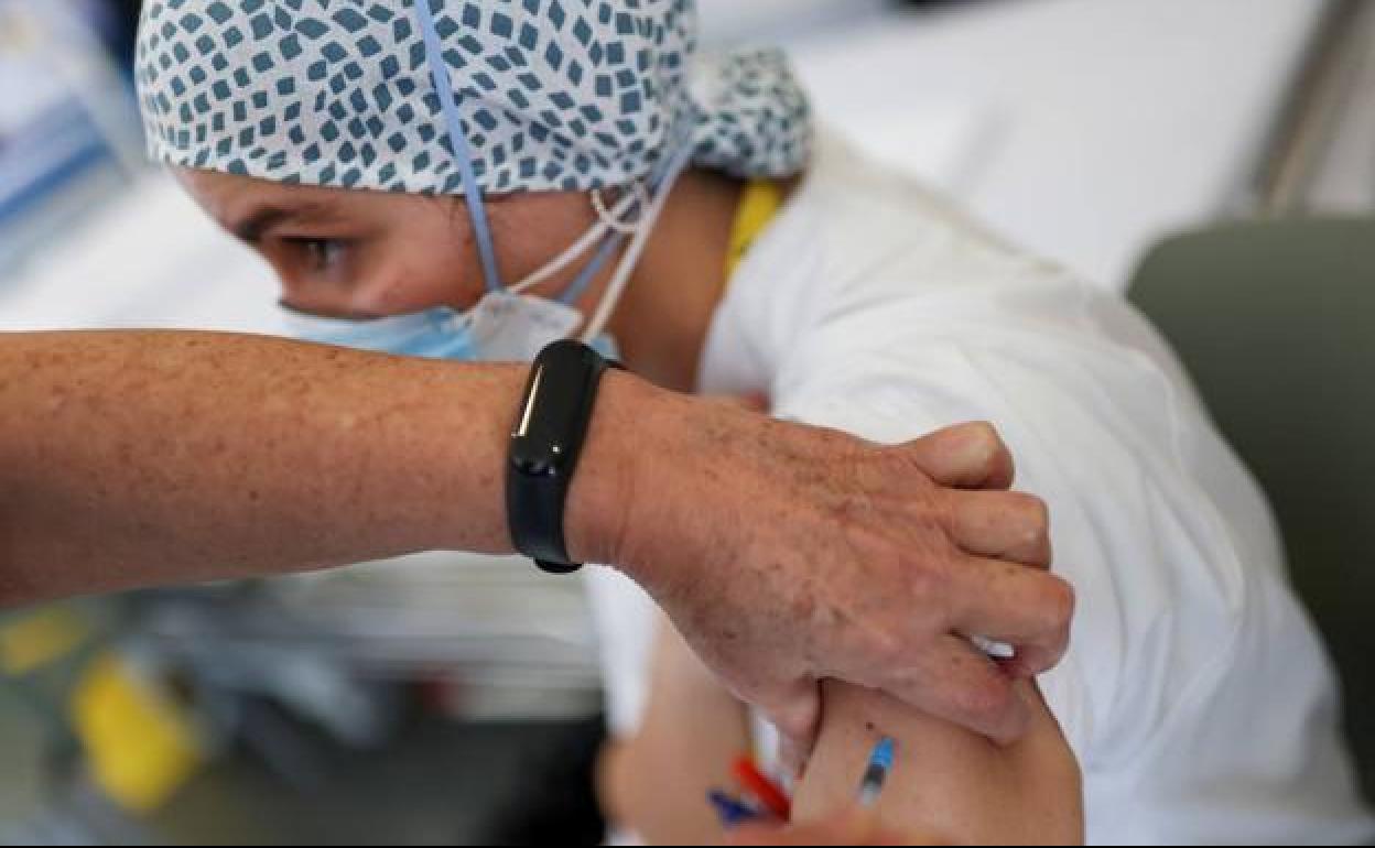 Vacunación de una sanitaria en Barcelona. 