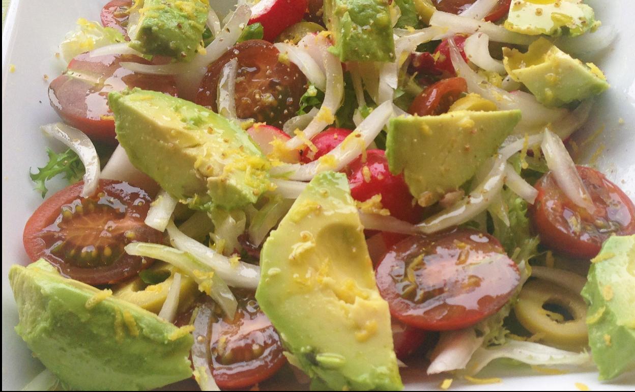 Ensalada de aguacates y tomates tigre