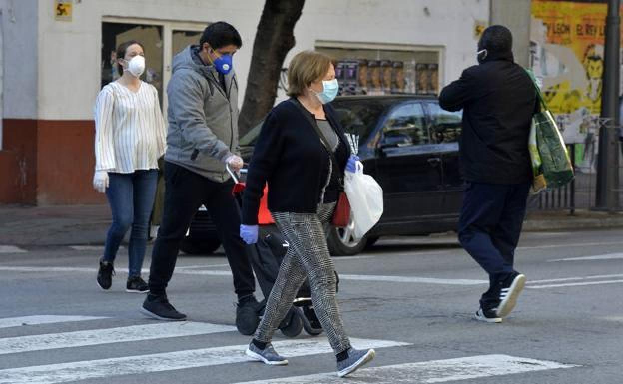 Vecinos de Murcia, en una imagen de archivo, portando mascarillas.