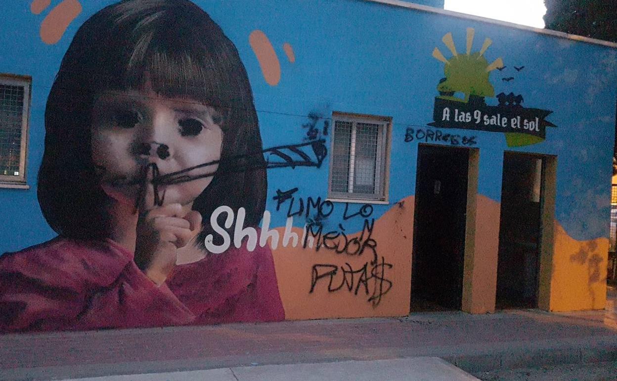 El mural del colegio que ha sido objeto del acto vandálico.