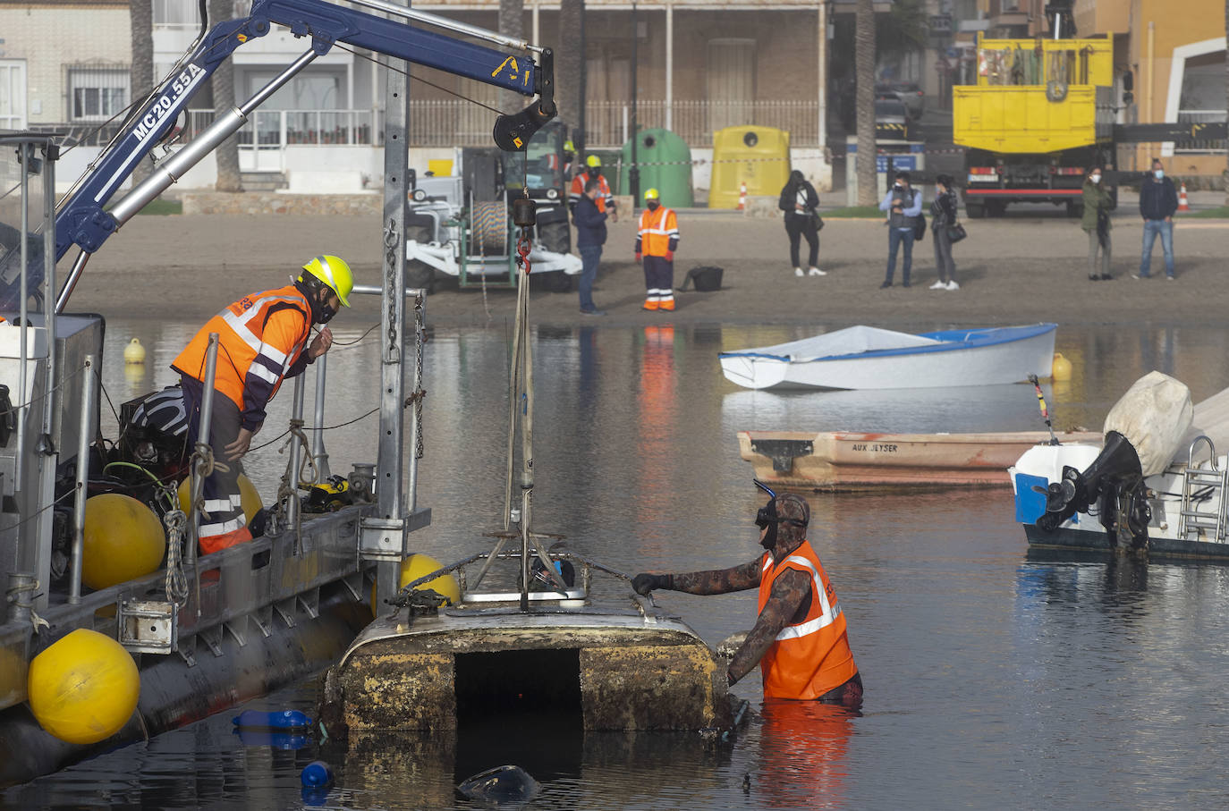 Fotos: Las labores de retirada de embarcaciones varadas o hundidas empiezan en el municipio de Los Alcázares