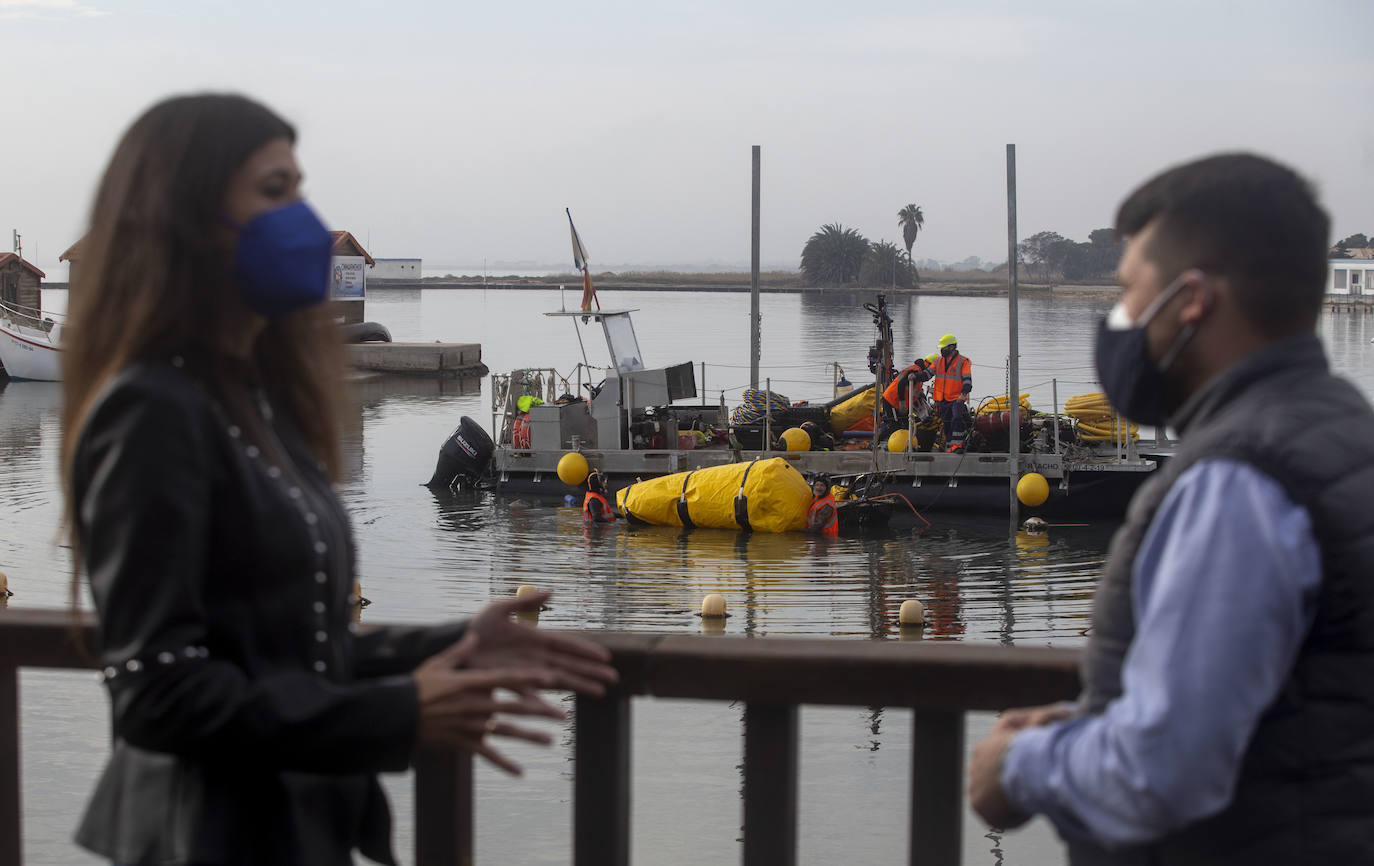 Fotos: Las labores de retirada de embarcaciones varadas o hundidas empiezan en el municipio de Los Alcázares