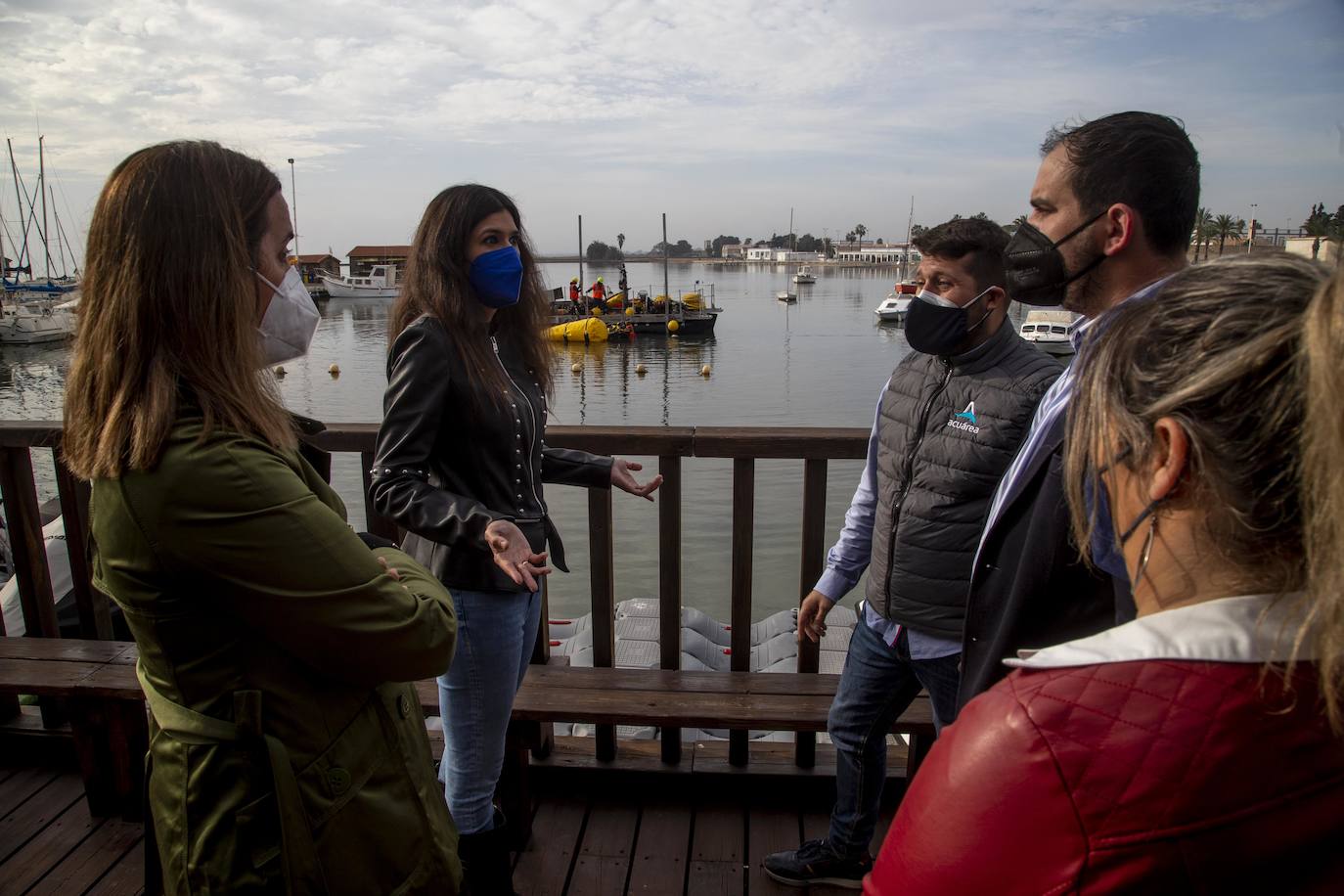 Fotos: Las labores de retirada de embarcaciones varadas o hundidas empiezan en el municipio de Los Alcázares
