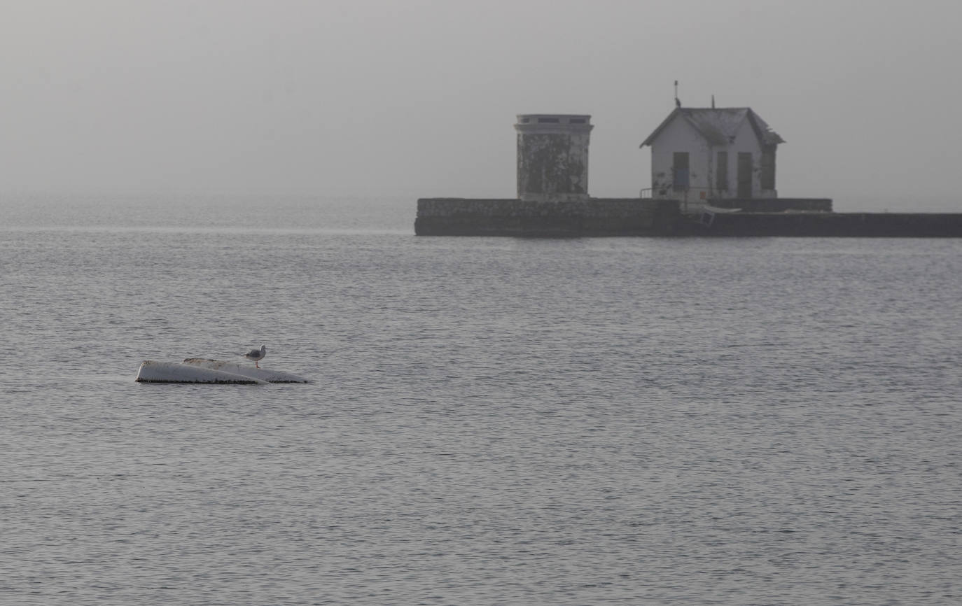 Fotos: Las labores de retirada de embarcaciones varadas o hundidas empiezan en el municipio de Los Alcázares