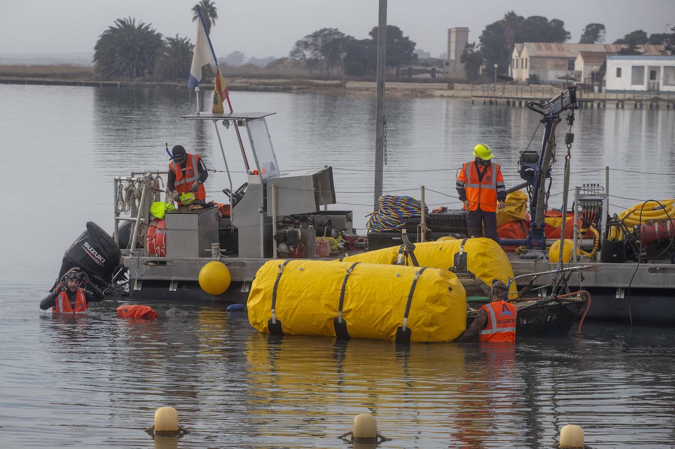Fotos: Las labores de retirada de embarcaciones varadas o hundidas empiezan en el municipio de Los Alcázares