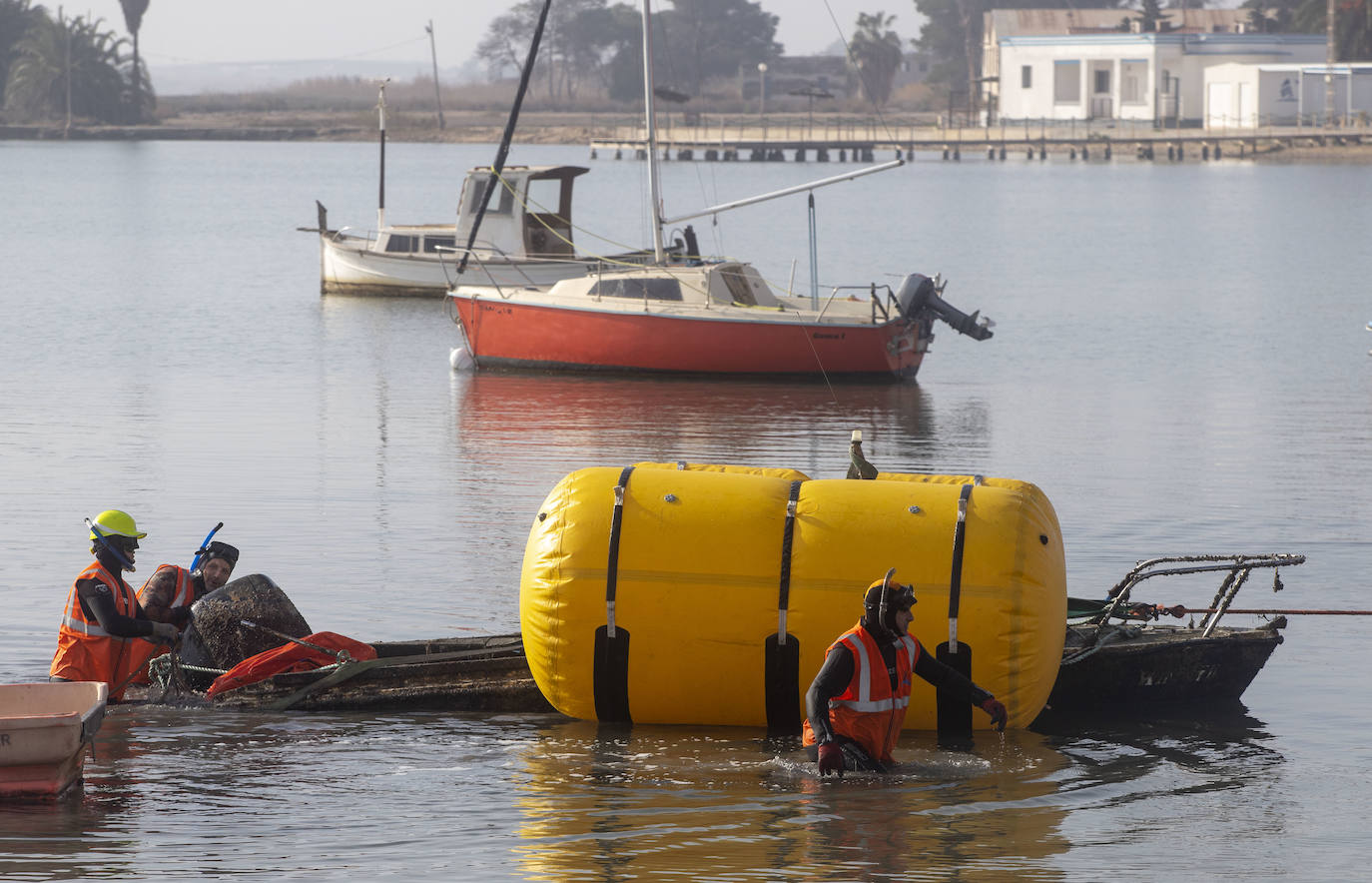 Fotos: Las labores de retirada de embarcaciones varadas o hundidas empiezan en el municipio de Los Alcázares