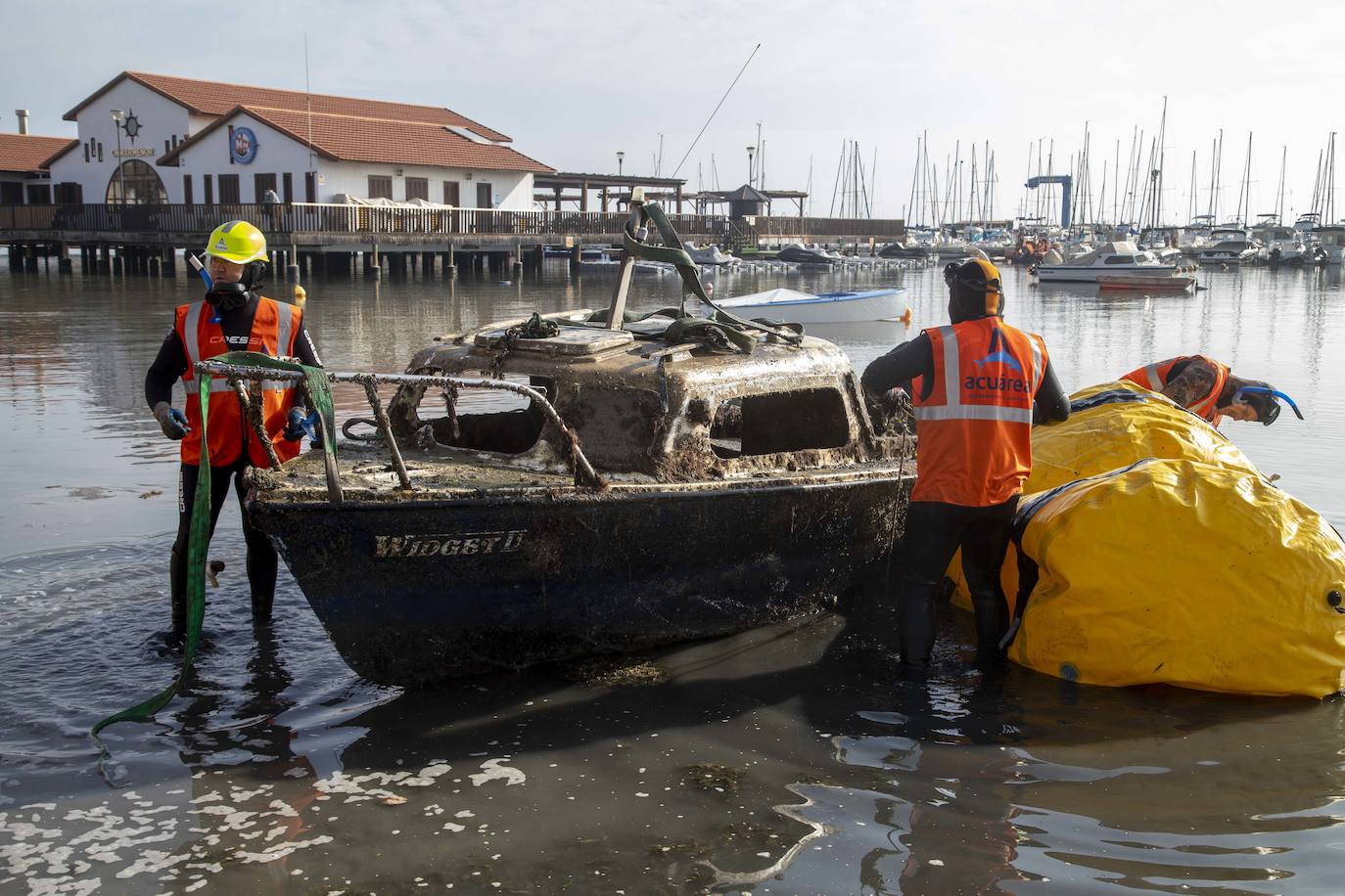 Fotos: Las labores de retirada de embarcaciones varadas o hundidas empiezan en el municipio de Los Alcázares