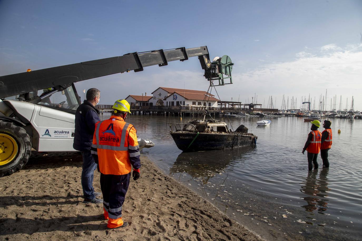 Fotos: Las labores de retirada de embarcaciones varadas o hundidas empiezan en el municipio de Los Alcázares