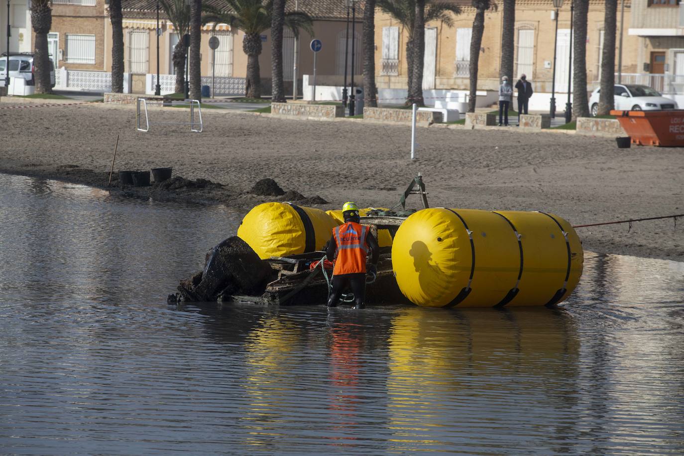 Fotos: Las labores de retirada de embarcaciones varadas o hundidas empiezan en el municipio de Los Alcázares