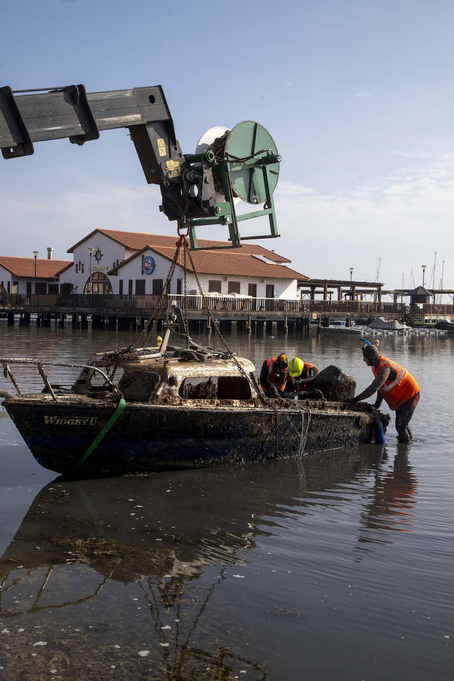Fotos: Las labores de retirada de embarcaciones varadas o hundidas empiezan en el municipio de Los Alcázares