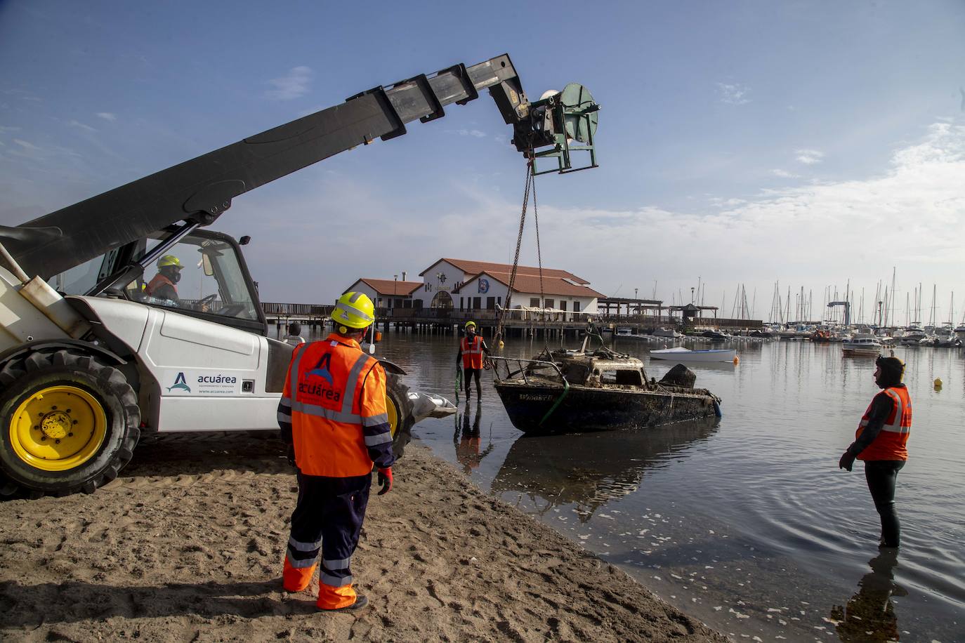 Fotos: Las labores de retirada de embarcaciones varadas o hundidas empiezan en el municipio de Los Alcázares