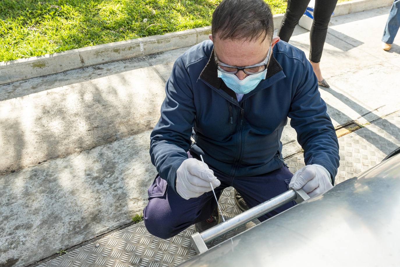 Fotos: Continúa el dispositivo de detección de Covid-19 en los contenedores y papeleras de Murcia