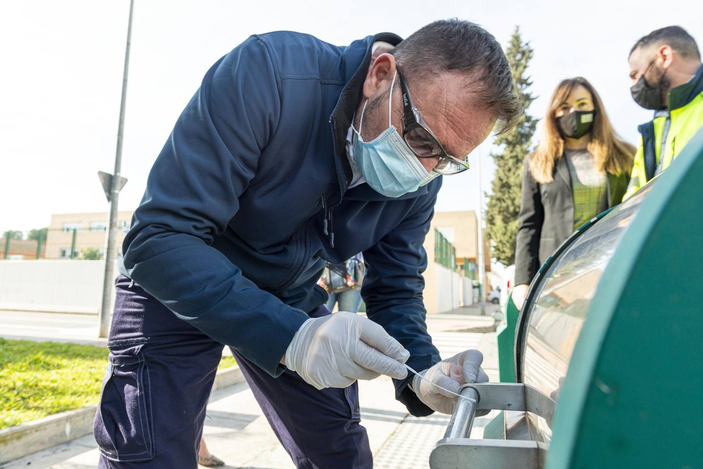 Fotos: Continúa el dispositivo de detección de Covid-19 en los contenedores y papeleras de Murcia